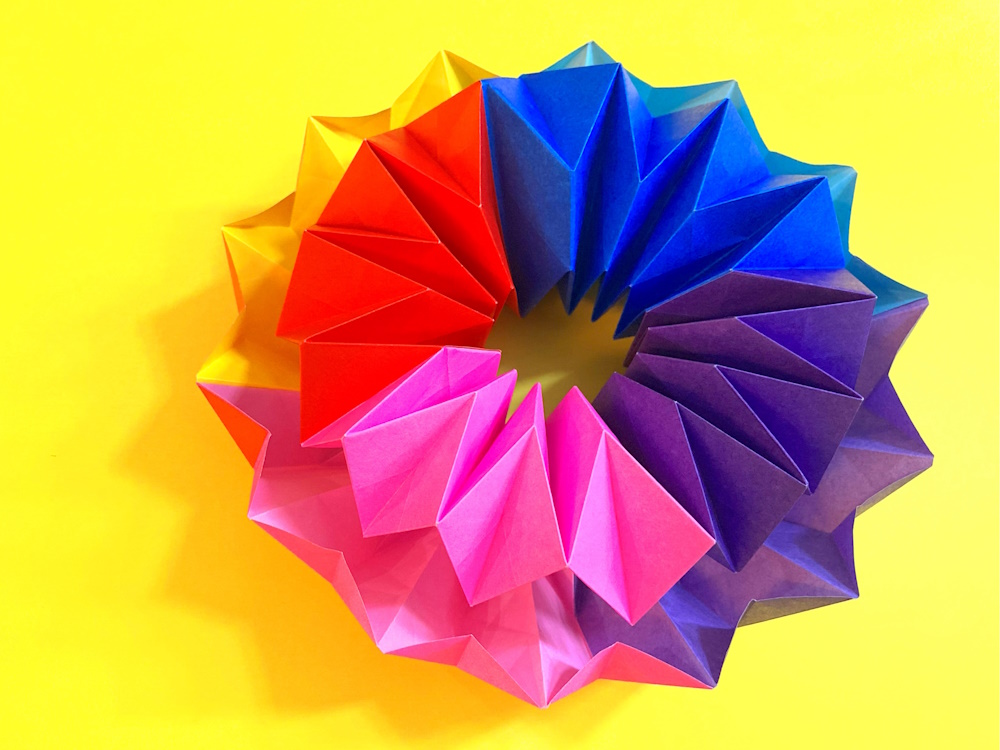 遊べる折り紙　くるくる回る万華鏡（まんげきょう）の簡単な作り方2